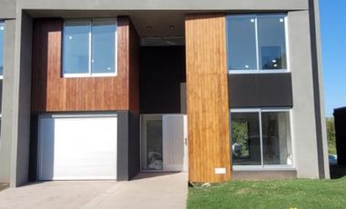 VENTA CASA MODERNA  A ESTRENAR DE DOS PLANTAS ZONA NORTE