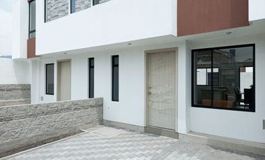 Venta casa a estrenar, sector Mitad del Mundo