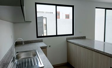 Venta casa a estrenar, sector Mitad del Mundo