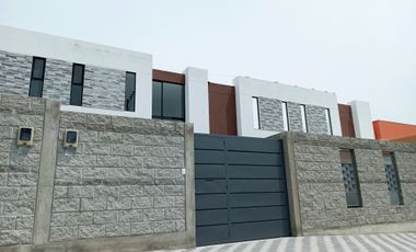 Venta casa a estrenar, sector Mitad del Mundo