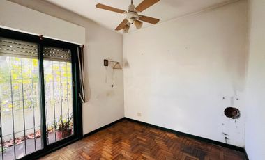 Venta de Deposito en zona comercial en  Ciudadela   2 Departamentos en Planta Alta