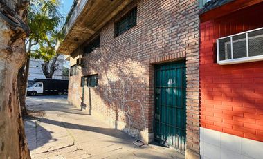 Venta de Deposito en zona comercial en  Ciudadela   2 Departamentos en Planta Alta