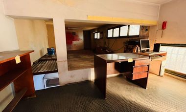 Venta de Deposito en zona comercial en  Ciudadela   2 Departamentos en Planta Alta