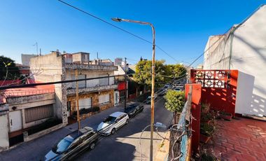 Venta de Deposito en zona comercial en  Ciudadela   2 Departamentos en Planta Alta