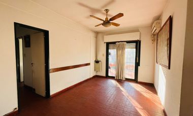 Venta de Deposito en zona comercial en  Ciudadela   2 Departamentos en Planta Alta