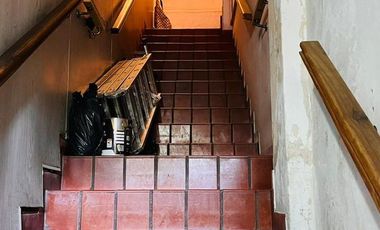Venta de Deposito en zona comercial en  Ciudadela   2 Departamentos en Planta Alta