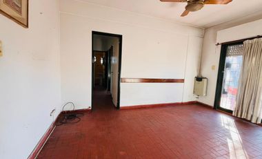 Venta de Deposito en zona comercial en  Ciudadela   2 Departamentos en Planta Alta