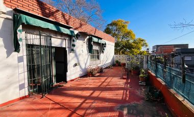 Venta de Deposito en zona comercial en  Ciudadela   2 Departamentos en Planta Alta