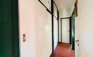 Venta de Deposito en zona comercial en  Ciudadela   2 Departamentos en Planta Alta