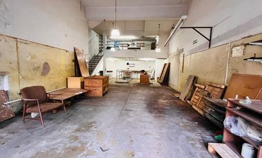 Venta de Deposito en zona comercial en  Ciudadela   2 Departamentos en Planta Alta