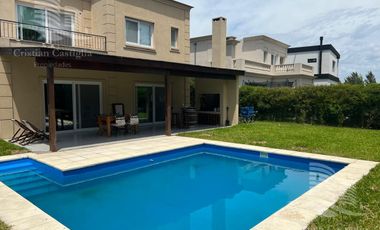 Venta- Casa en Los Castaños con Pileta