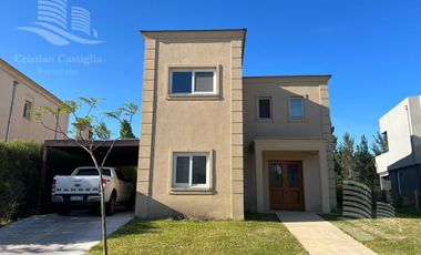 Venta- Casa en Los Castaños con Pileta