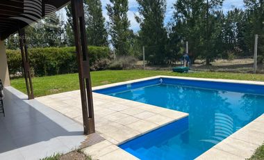 Venta- Casa en Los Castaños con Pileta