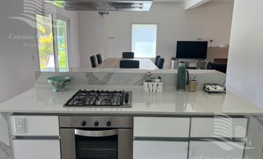 Venta- Casa en Los Castaños con Pileta