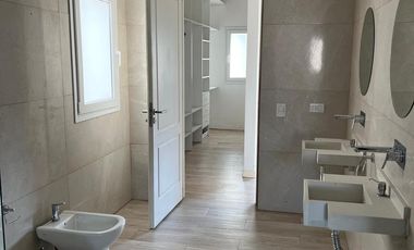 Venta- Casa en Los Castaños con Pileta