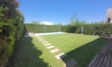 Venta Casa con pileta lote interno Las Tipas Nordelta tigre