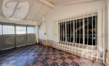Casa en Alquiler – 4 Amb.   Habitación de Servicio – Castelar Sur – Av. Zeballos
