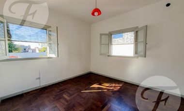 Casa en Alquiler – 4 Amb.   Habitación de Servicio – Castelar Sur – Av. Zeballos