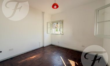 Casa en Alquiler – 4 Amb.   Habitación de Servicio – Castelar Sur – Av. Zeballos