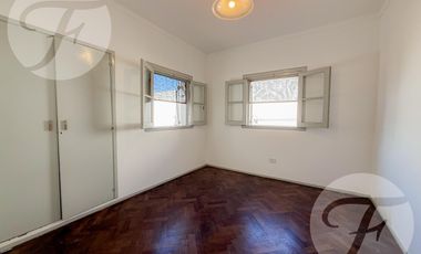 Casa en Alquiler – 4 Amb.   Habitación de Servicio – Castelar Sur – Av. Zeballos