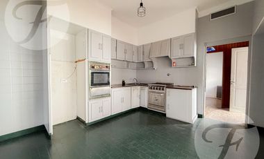 Casa en Alquiler – 4 Amb.   Habitación de Servicio – Castelar Sur – Av. Zeballos