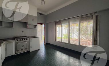 Casa en Alquiler – 4 Amb.   Habitación de Servicio – Castelar Sur – Av. Zeballos