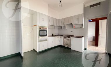 Casa en Alquiler – 4 Amb.   Habitación de Servicio – Castelar Sur – Av. Zeballos