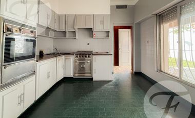 Casa en Alquiler – 4 Amb.   Habitación de Servicio – Castelar Sur – Av. Zeballos