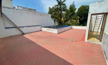 CASA EN VENTA EN JARDINES DEL BOSQUE, GUADALAJARA