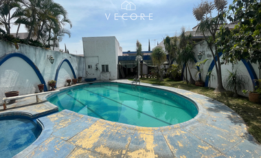 CASA EN VENTA EN JARDINES DEL BOSQUE, GUADALAJARA