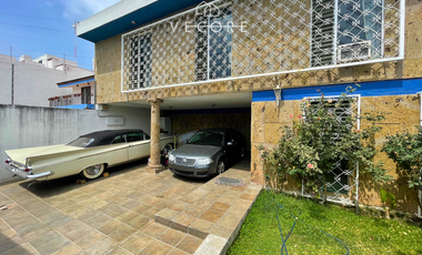 CASA EN VENTA EN JARDINES DEL BOSQUE, GUADALAJARA