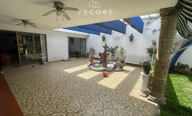 CASA EN VENTA EN JARDINES DEL BOSQUE, GUADALAJARA