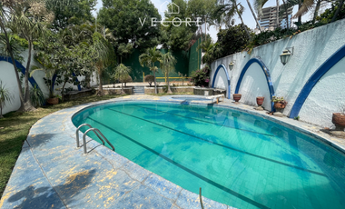 CASA EN VENTA EN JARDINES DEL BOSQUE, GUADALAJARA