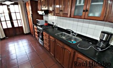 HERMOSO CHALET DE 5 AMBIENTES CON GRAN PARQUE EN BARRIO VILLA PRIMERA