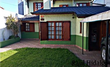 HERMOSO CHALET DE 5 AMBIENTES CON GRAN PARQUE EN BARRIO VILLA PRIMERA