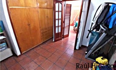 HERMOSO CHALET DE 5 AMBIENTES CON GRAN PARQUE EN BARRIO VILLA PRIMERA