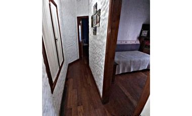 HERMOSO CHALET DE 5 AMBIENTES CON GRAN PARQUE EN BARRIO VILLA PRIMERA