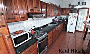 HERMOSO CHALET DE 5 AMBIENTES CON GRAN PARQUE EN BARRIO VILLA PRIMERA