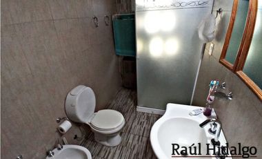 HERMOSO CHALET DE 5 AMBIENTES CON GRAN PARQUE EN BARRIO VILLA PRIMERA