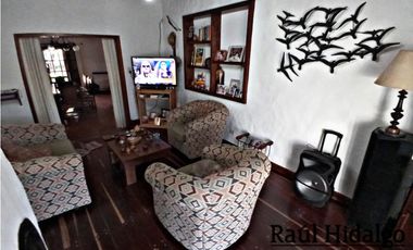 HERMOSO CHALET DE 5 AMBIENTES CON GRAN PARQUE EN BARRIO VILLA PRIMERA
