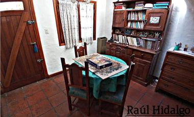 HERMOSO CHALET DE 5 AMBIENTES CON GRAN PARQUE EN BARRIO VILLA PRIMERA