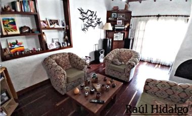 HERMOSO CHALET DE 5 AMBIENTES CON GRAN PARQUE EN BARRIO VILLA PRIMERA