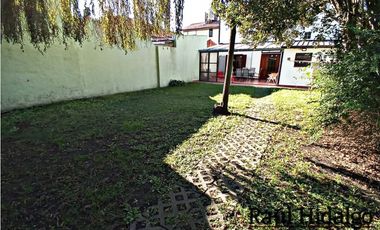 HERMOSO CHALET DE 5 AMBIENTES CON GRAN PARQUE EN BARRIO VILLA PRIMERA