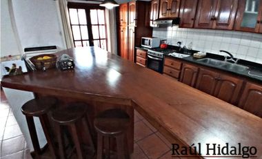 HERMOSO CHALET DE 5 AMBIENTES CON GRAN PARQUE EN BARRIO VILLA PRIMERA