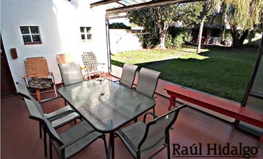 HERMOSO CHALET DE 5 AMBIENTES CON GRAN PARQUE EN BARRIO VILLA PRIMERA