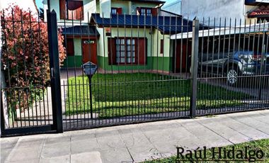 HERMOSO CHALET DE 5 AMBIENTES CON GRAN PARQUE EN BARRIO VILLA PRIMERA