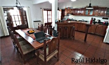 HERMOSO CHALET DE 5 AMBIENTES CON GRAN PARQUE EN BARRIO VILLA PRIMERA