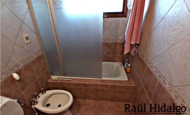 HERMOSO CHALET DE 5 AMBIENTES CON GRAN PARQUE EN BARRIO VILLA PRIMERA