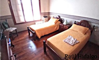 HERMOSO CHALET DE 5 AMBIENTES CON GRAN PARQUE EN BARRIO VILLA PRIMERA