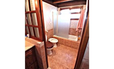 HERMOSO CHALET DE 5 AMBIENTES CON GRAN PARQUE EN BARRIO VILLA PRIMERA